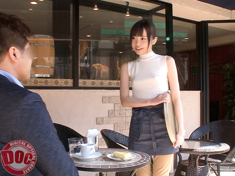 まさかノーブラ！？貧乳美人店員がコリコリに勃った乳首に気付かず働く姿に興奮してしまい…3【ムジクロ】